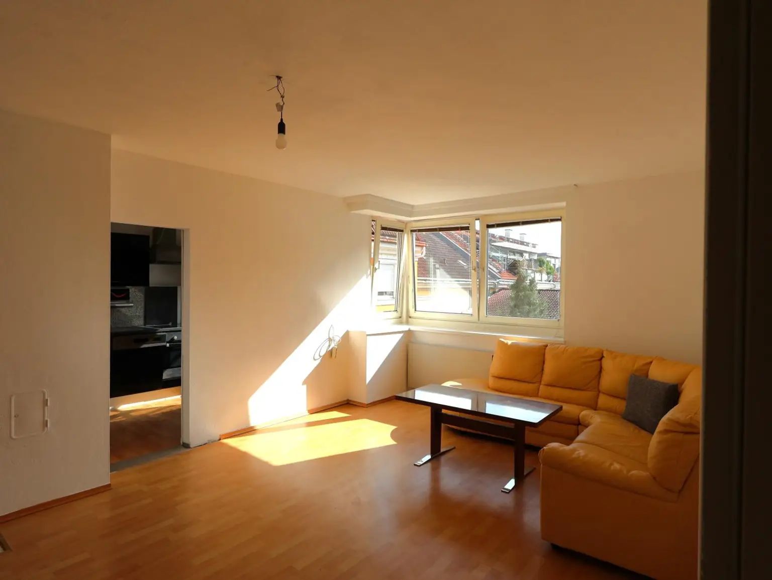 Wohnzimmer mit Küchenzugang