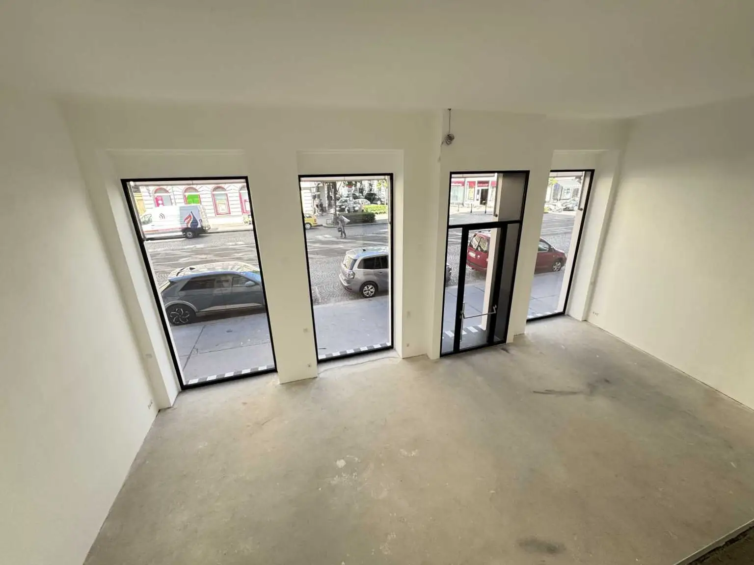 Moderne Geschäftsflächen im Edelrohbau zu mieten!