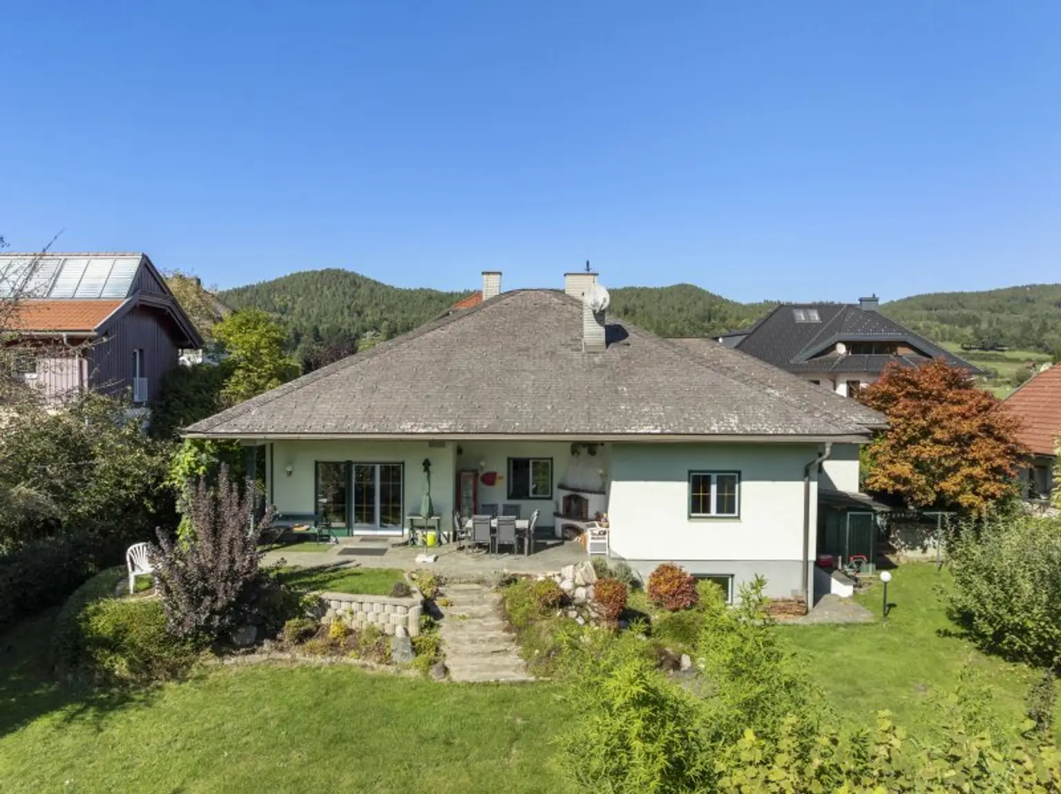 Charmanter und schöner 130m² Architekten-Bungalow in Keutschach Nähe Rauschelesee in Aussichtslage