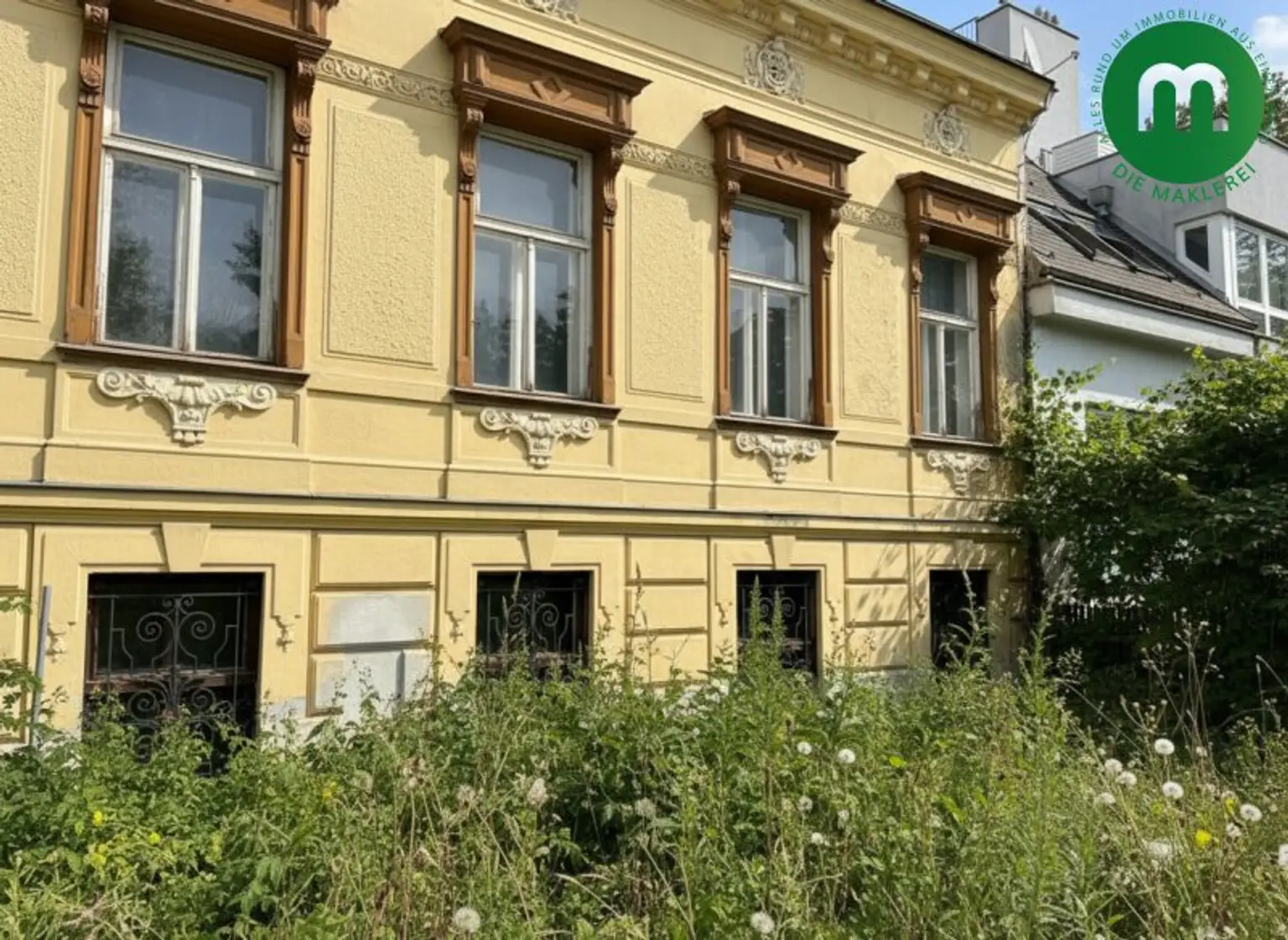 Altbauvilla aus der Jahrhundertwende mit großzügiger Liegenschaft