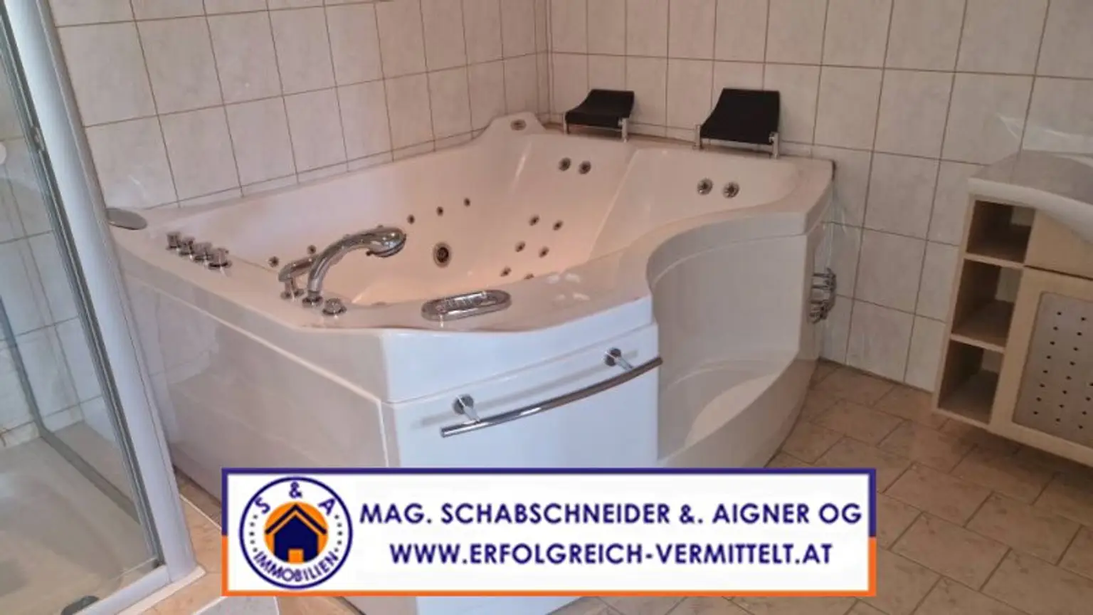 Große Dachgeschosswohnung mit Premium Whirlpool am Hauptplatz zu mieten!