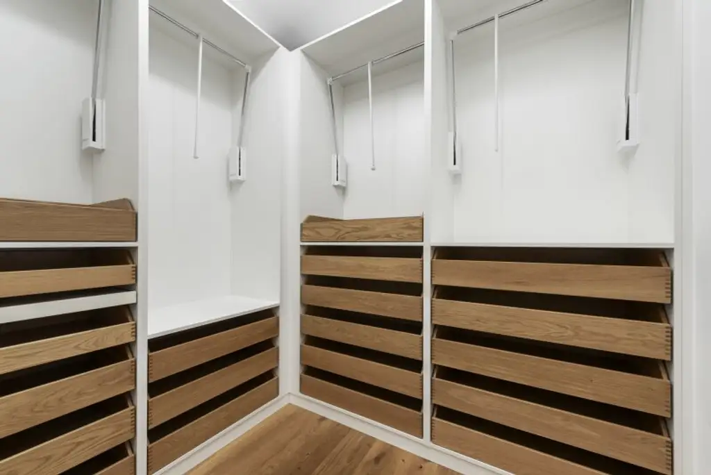 Exklusive Villa mit Nebengebäude in Gießhübl – Wohnen, Arbeiten & Wellness in Premiumlage