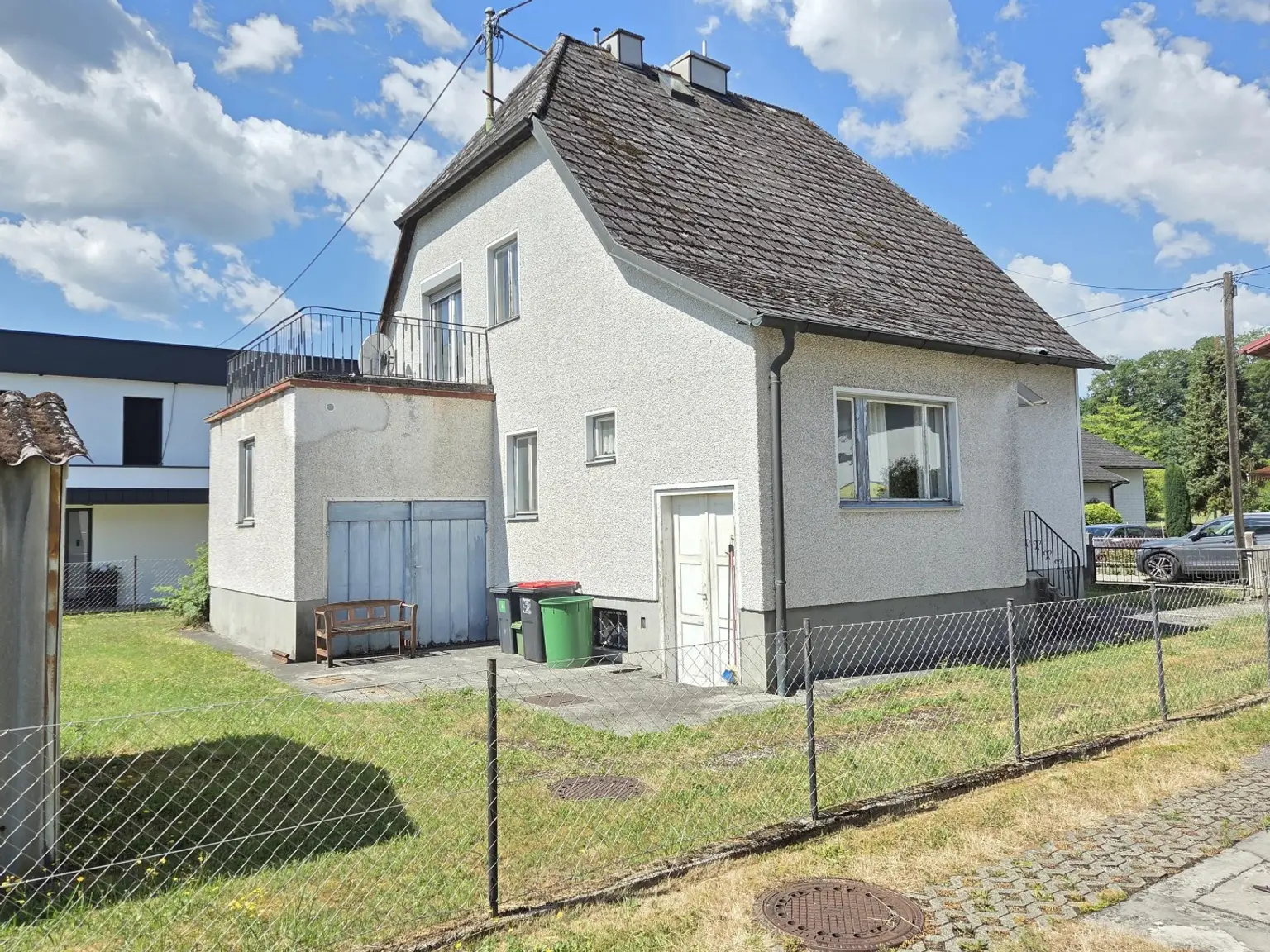 Hausrückseite mit Garagen