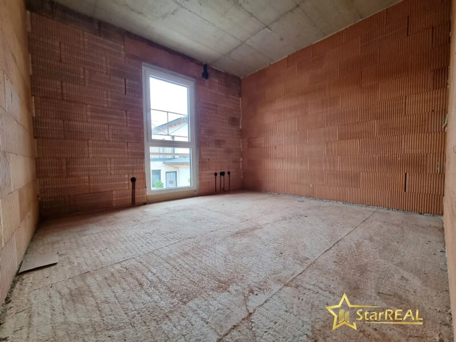 LETZTES HAUS VERFÜGBAR! IDEAL FÜR FAMILIEN! 5-ZIMMER-ZIEGELHAUS MIT UNVERBAUBAREN AUSBLICK. MIT KELLER, BALKON, TERRASSE, CARPORT UND GROSSEM GARTEN.