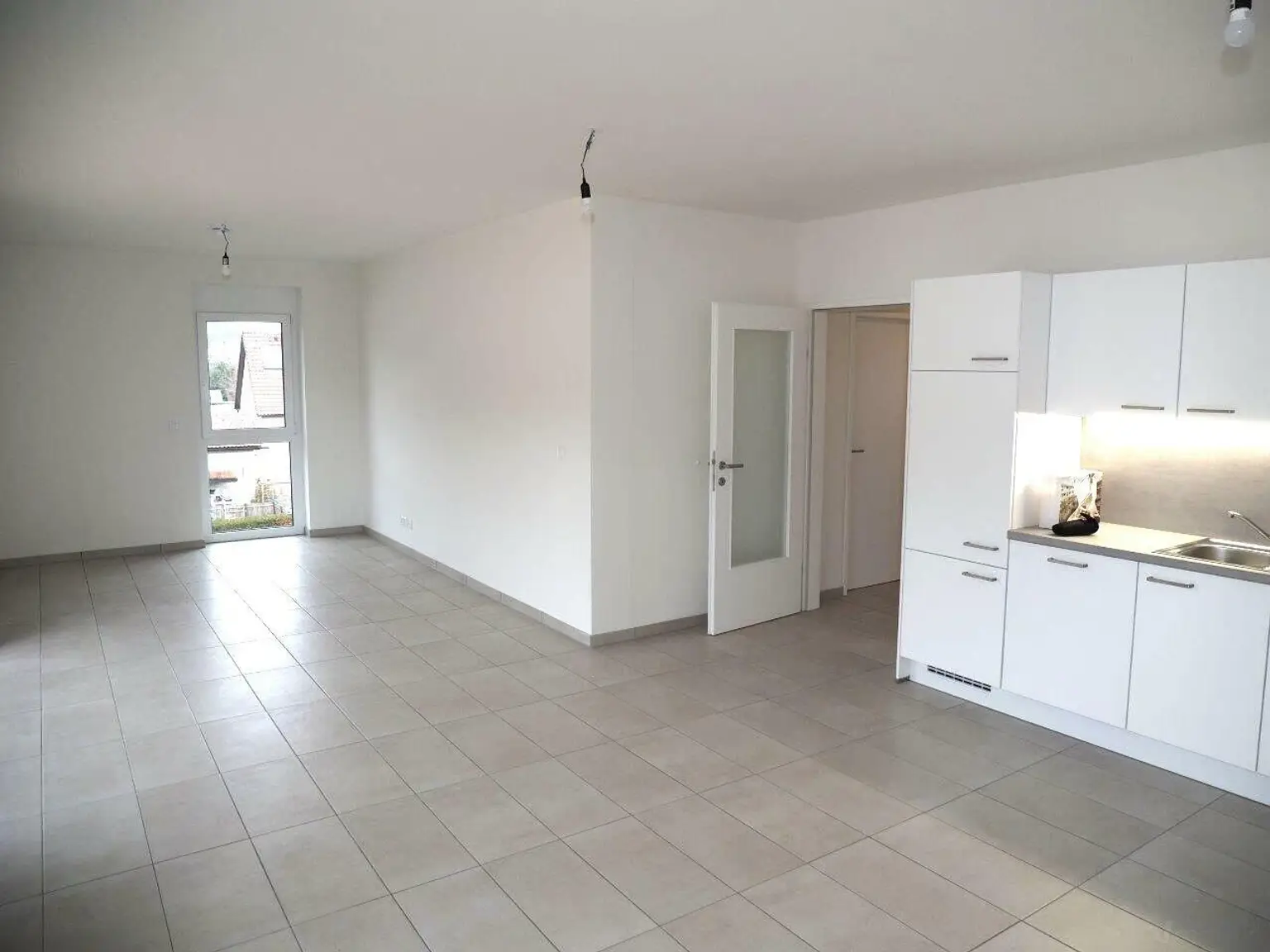 Wohnzimmer mit offener Küche