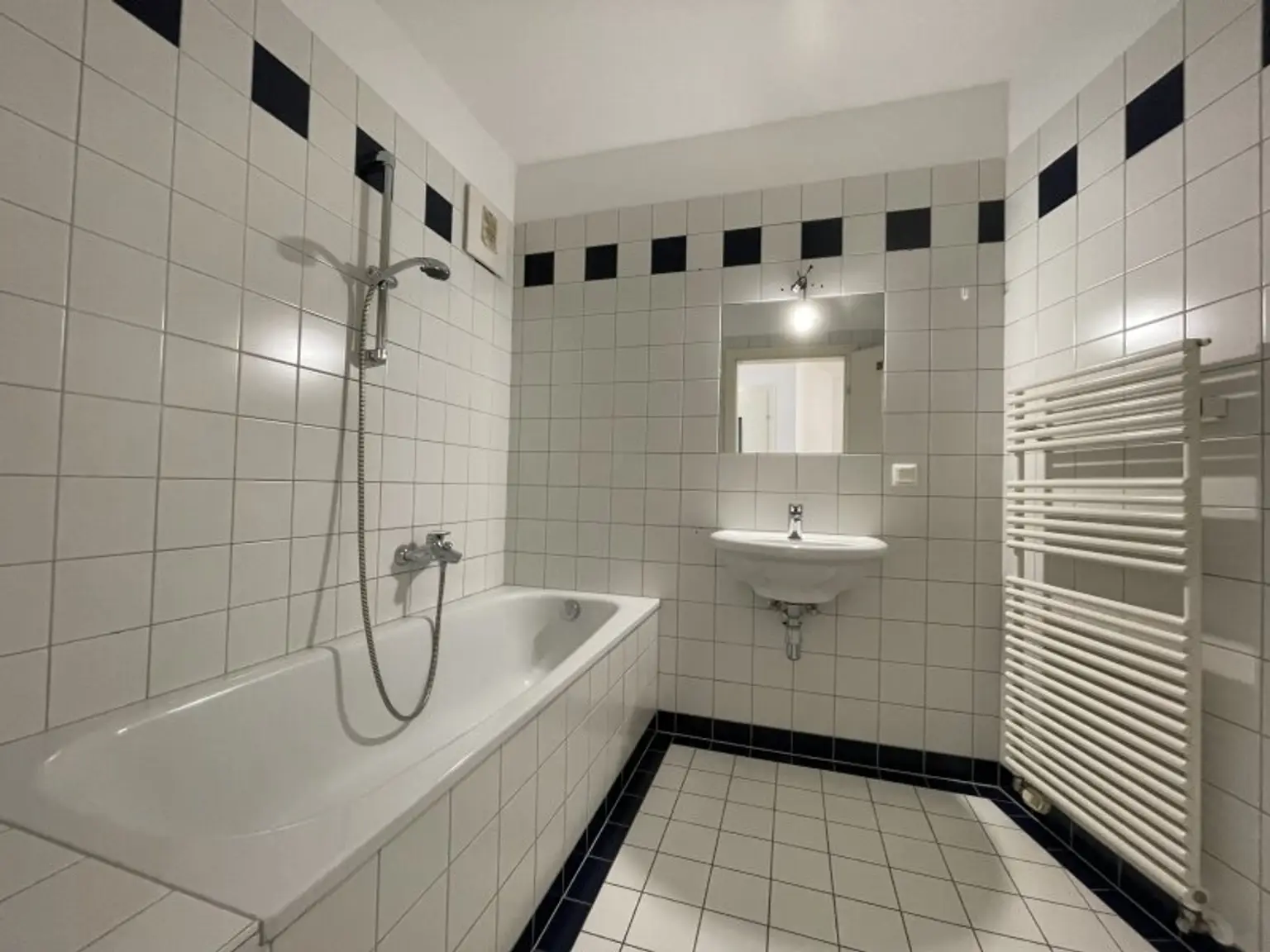 3 Zimmer Wohnung mit Gemeinschaftsdachterrasse direkt beim Karlsplatz!