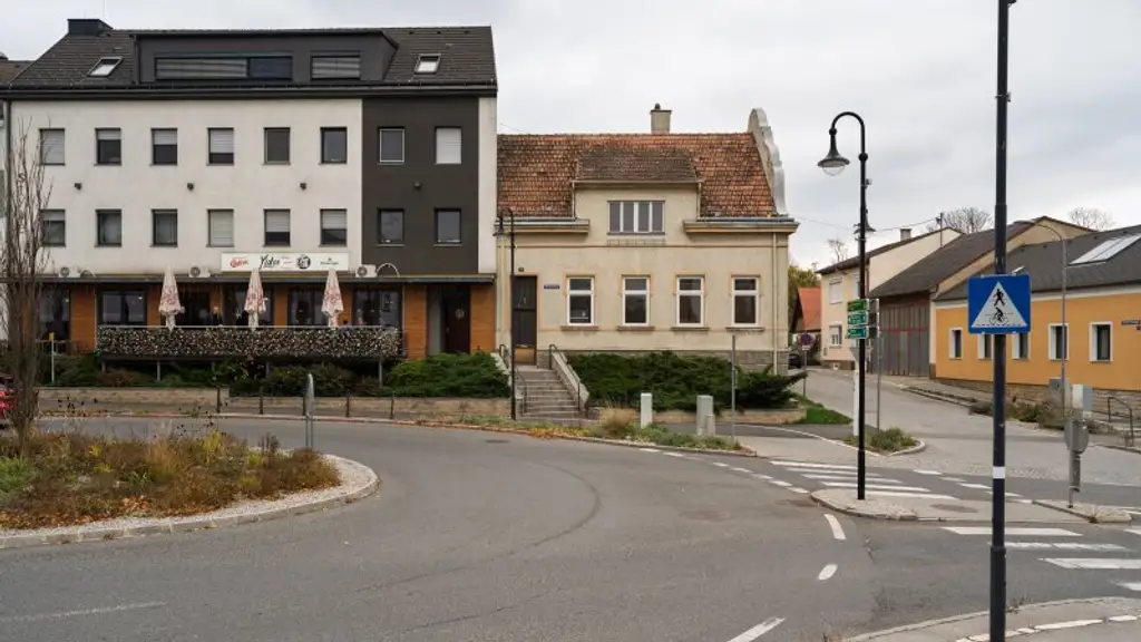 Sanierungsbedürftiges Ein / Zweifamilienhaus in Kerngebiet von Gänserndorf