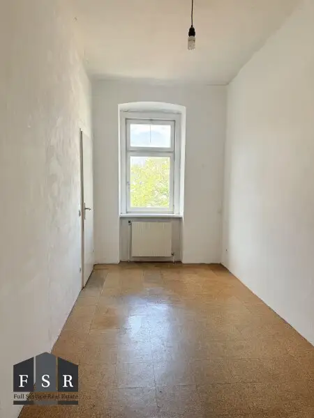 Lichtdurchflutete 4,5 Zimmer Wohnung - SANIERUNGSBEDÜRFTIG & BALKONANBAU möglich