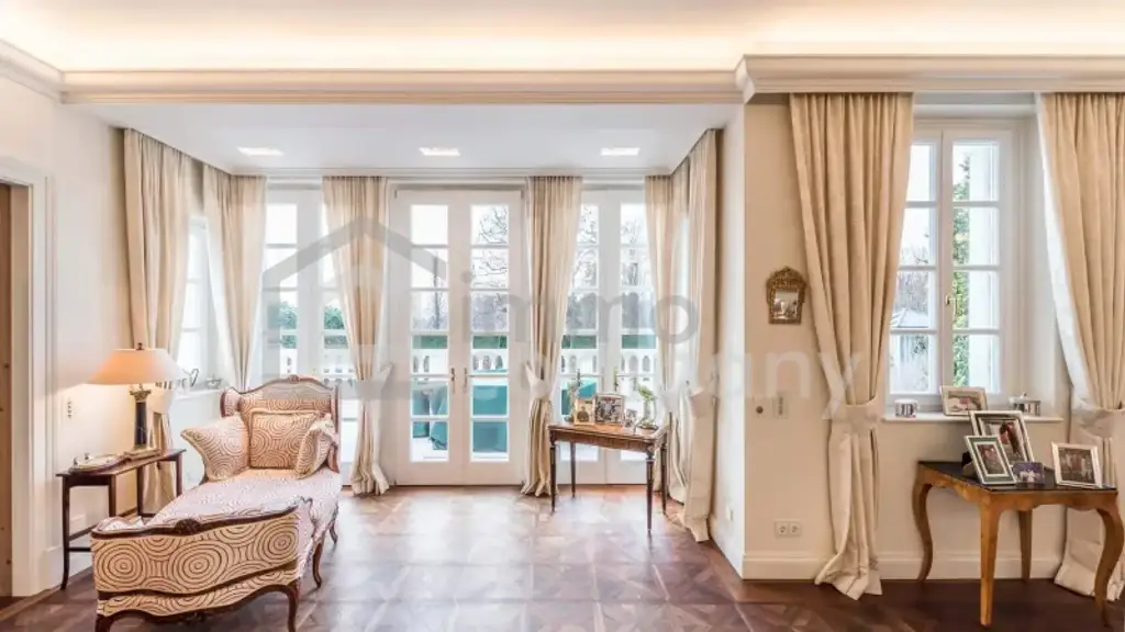 diese Villa-  ein perfektes Refugium für Menschen, mit höchstem Wohnanspruch, in privater Umgebung.