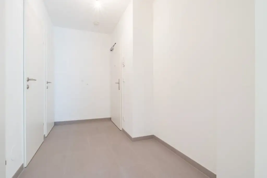 ZUM VERKAUFEN! Attraktive Kapitalanlage: Vermietete charmante Kleinwohnung mit großzügigem Balkon und Tiefgaragenstellplatz! Nähe U6 Spitz!