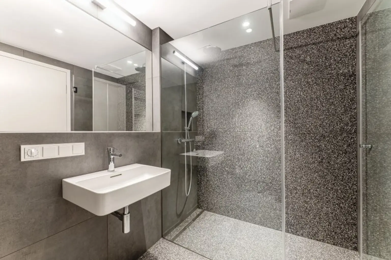 Erstbezug ab Februar! Nähe U6/U4! Helle 2-Zimmer-Wohnung mit Loggia zu vermieten!