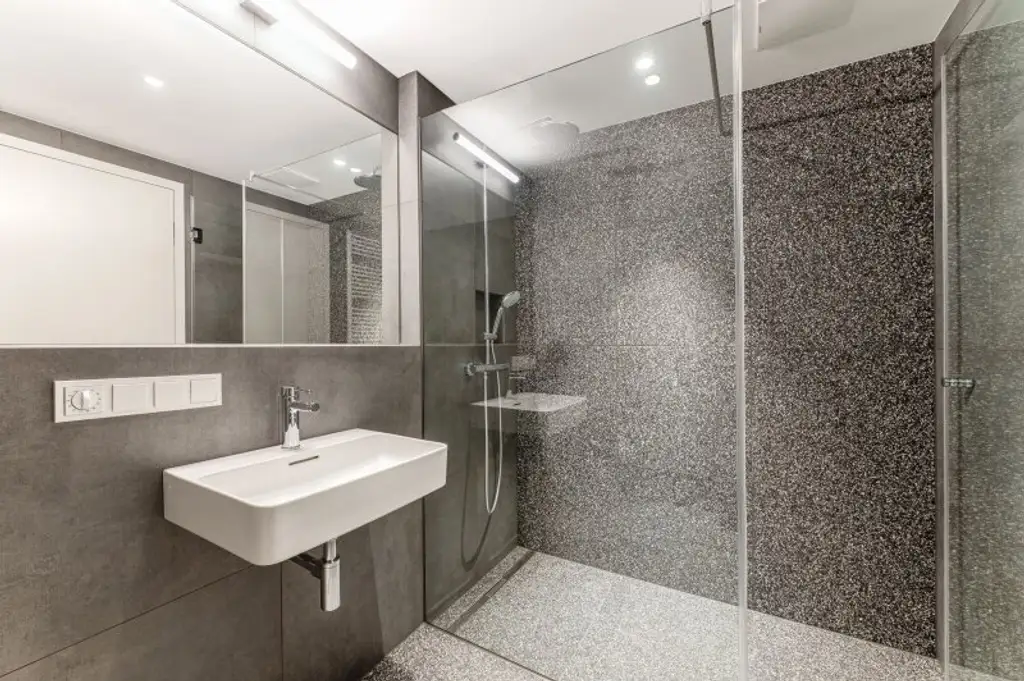 Erstbezug ab Februar! Nähe U6/U4! Helle 2-Zimmer-Wohnung mit Loggia zu vermieten!