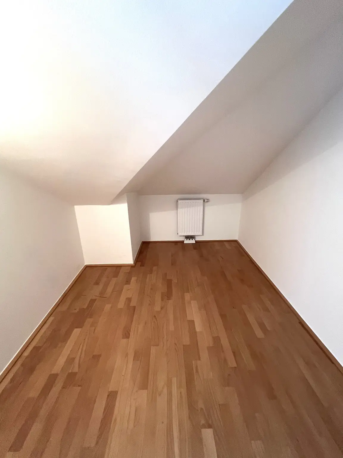 Modernes Wohnen nahe Naschmarkt: Klimatisierte Dachgeschoßwohnung mit Balkon und Terrasse