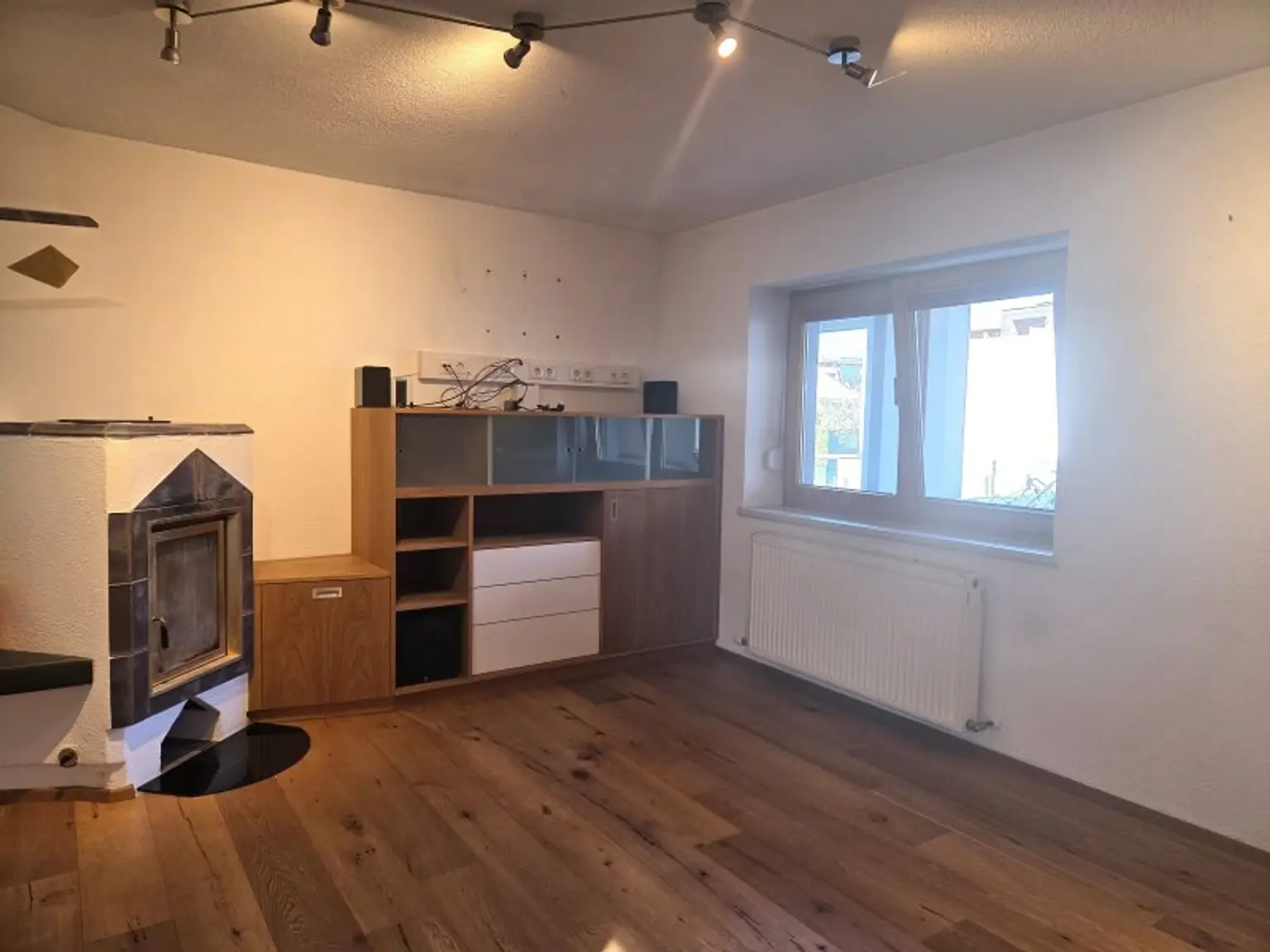 Wohnraum mit gemauerten Ofen