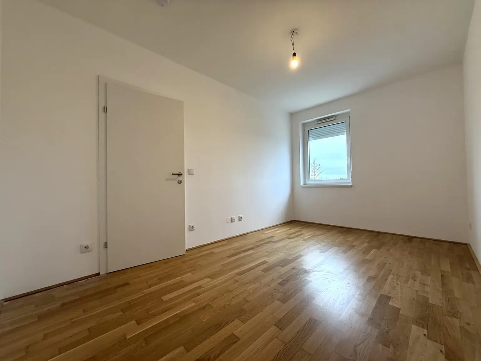 Günstige Neubauwohnung mit MEGA-SÜD-BALKON (11,77m²) nahe Akademiepark
