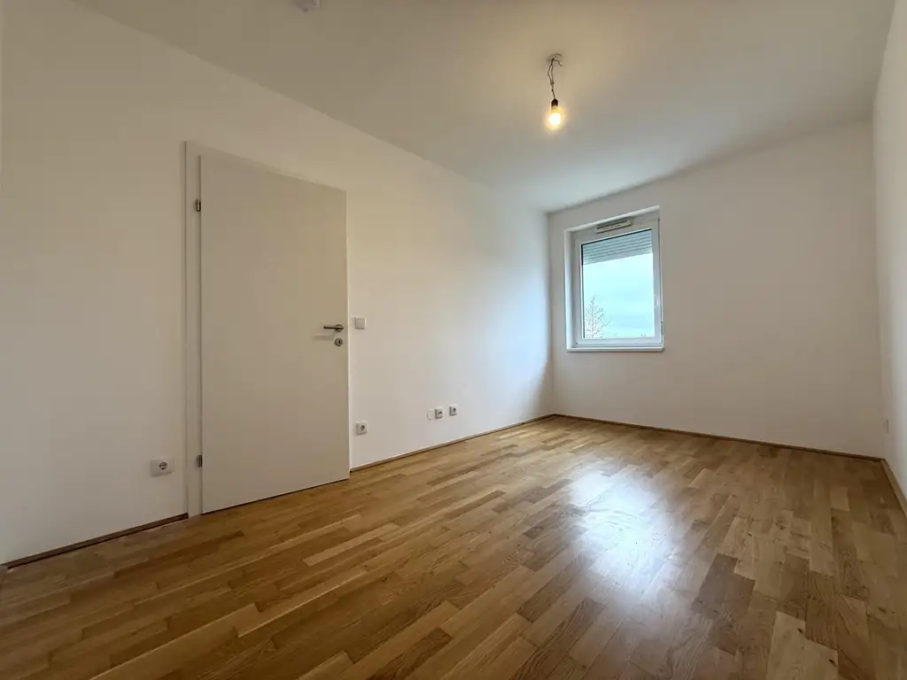 Günstige Neubauwohnung mit MEGA-SÜD-BALKON (11,77m²) nahe Akademiepark