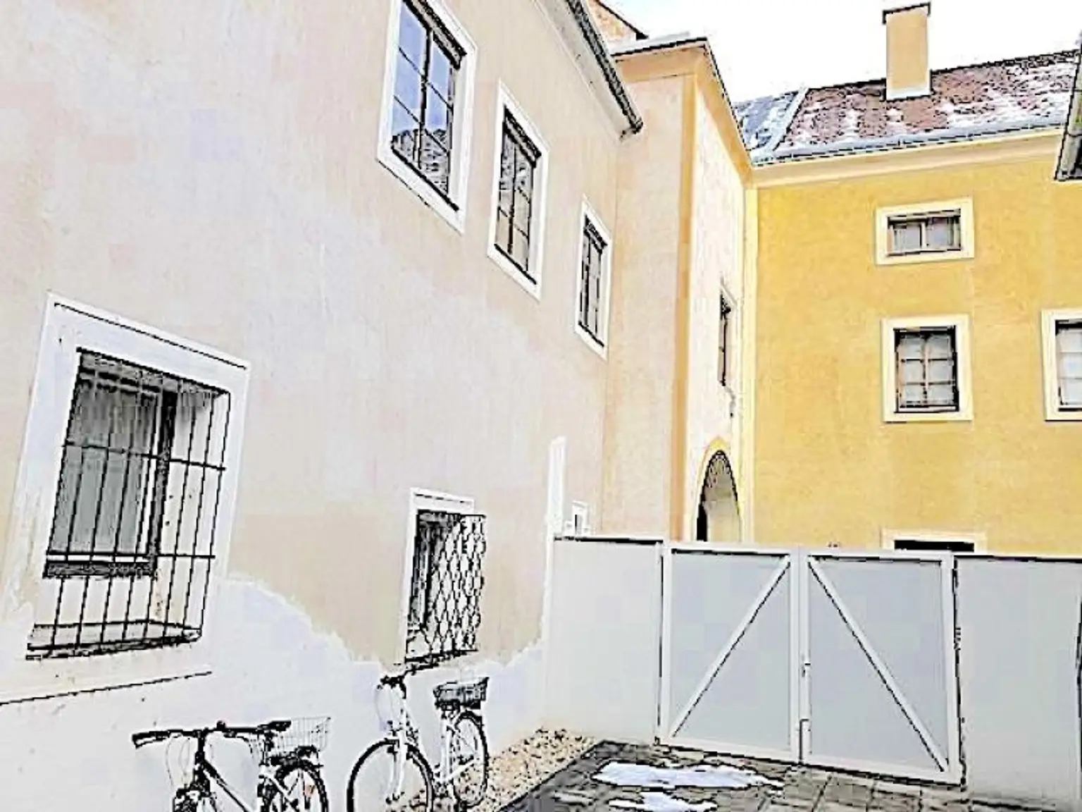 Kleine, historische Entwicklungsliegenschaft im Zentrum von Krems, mit Charme und Rohdachboden, bis auf eine Wohnung leer. wieder ein besonderes Objekt von allesgefunden.at...