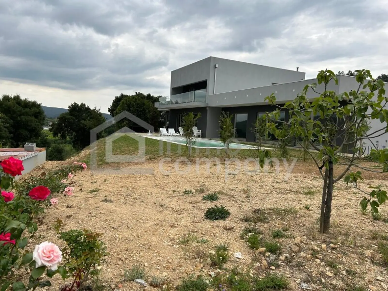 Traumvilla in Castelo de Paiva: Neuwertig, 600m², 5 Zimmer – Ihr neues Zuhause für 1,2 Mio. €!