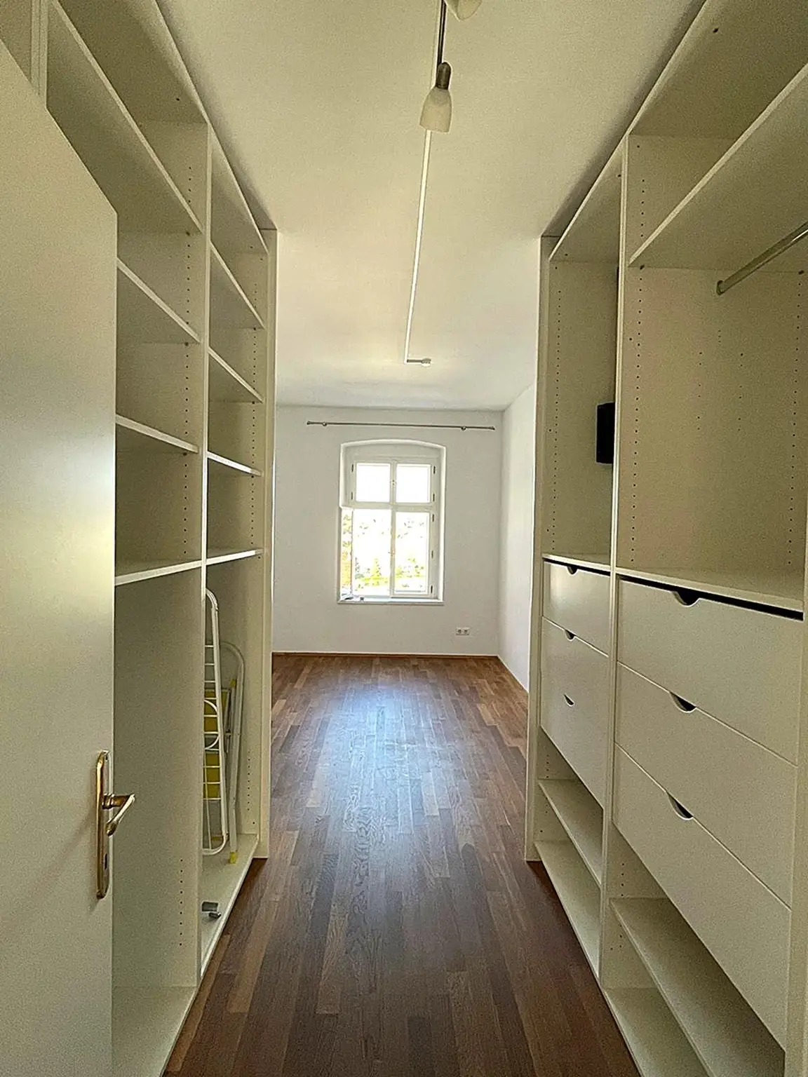 Begehbarer Schrank zum Schlafzimmer