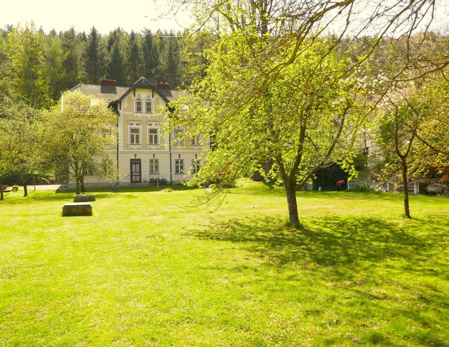 Wunderschönes Grundstück mit kleinem Zinshaus im Ortskern von Weissenbach an der Triesting!