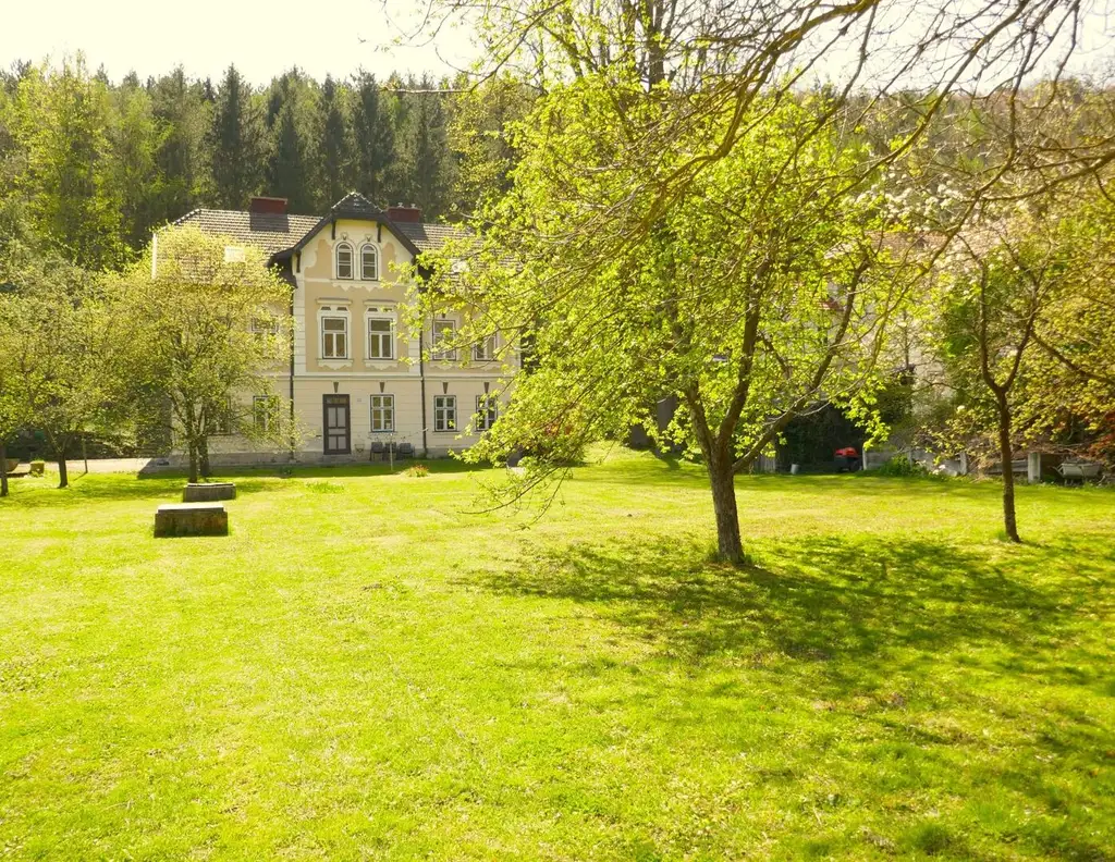 Wunderschönes Grundstück mit kleinem Zinshaus im Ortskern von Weissenbach an der Triesting!