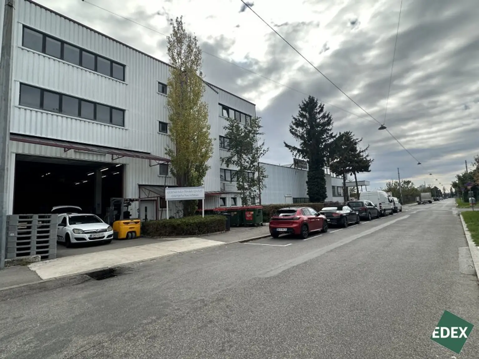 Großzügige Lagerhalle samt Büro