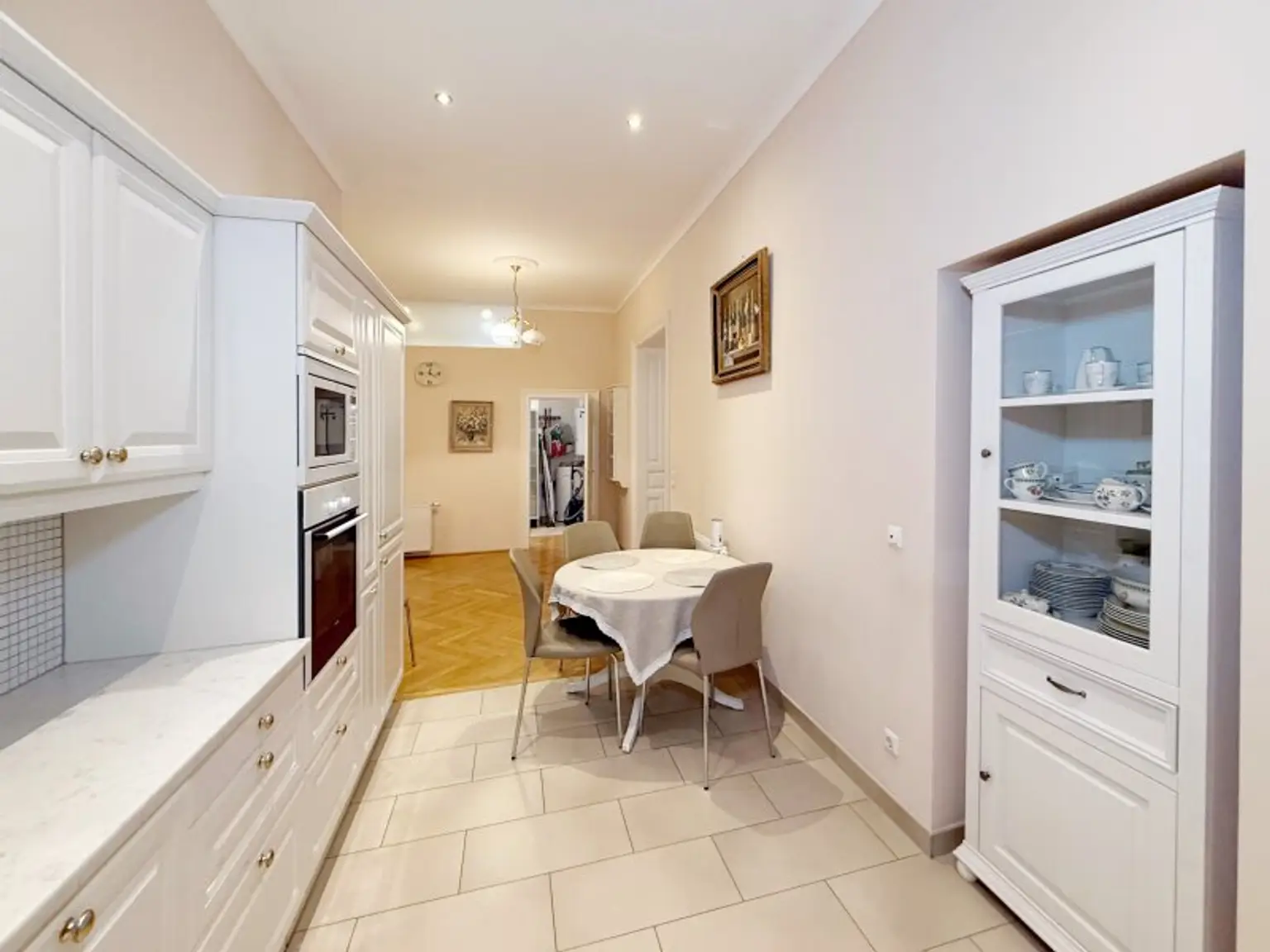 Fully furnished apartment - within walking distance to the 1st district, also available for short-term rentals.