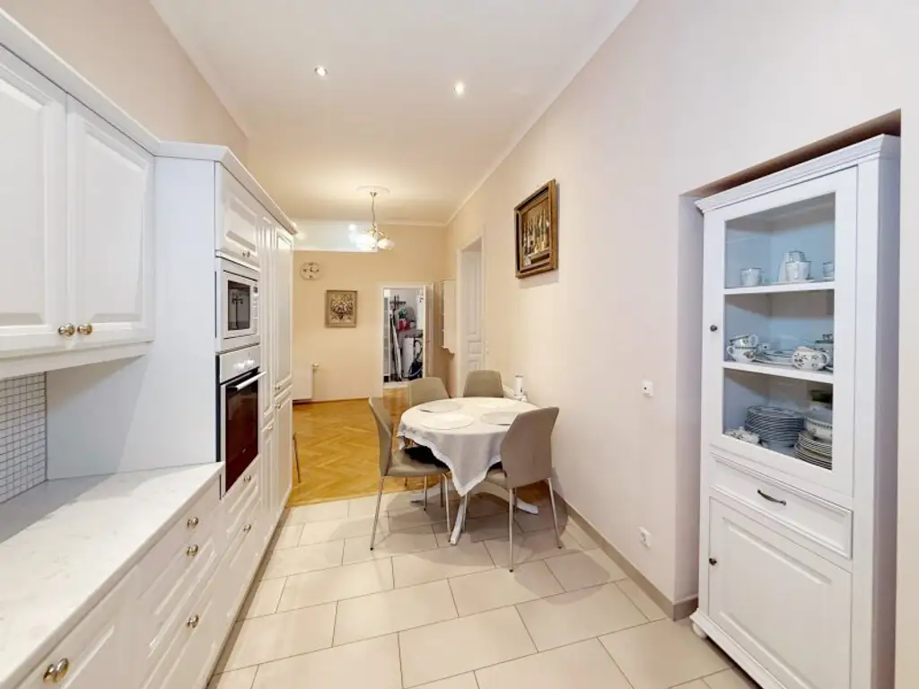 Fully furnished apartment - within walking distance to the 1st district, also available for short-term rentals.