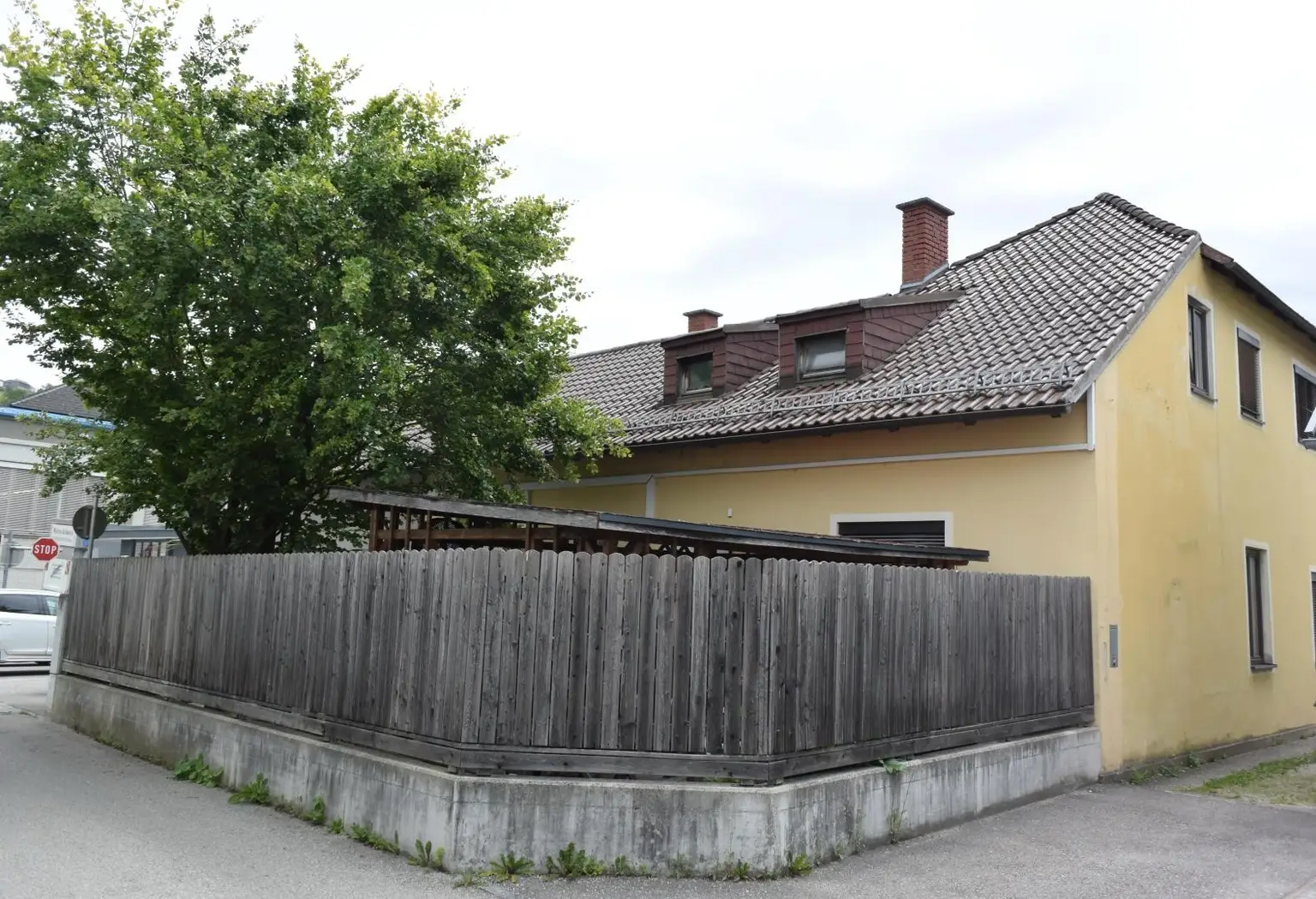 Wohnhaus mit Garten und Terrasse