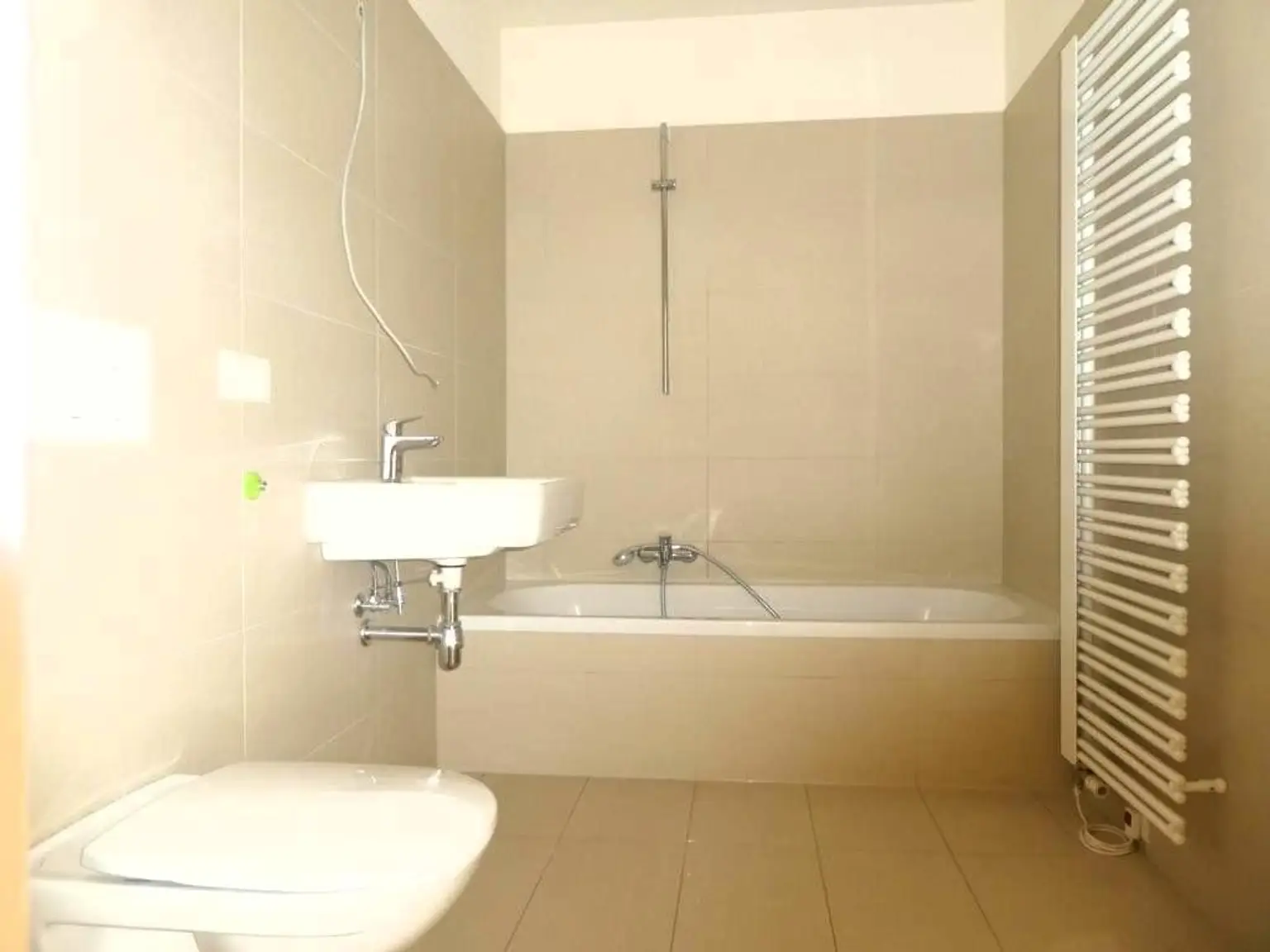 Bad 2 mit Badewanne und WC