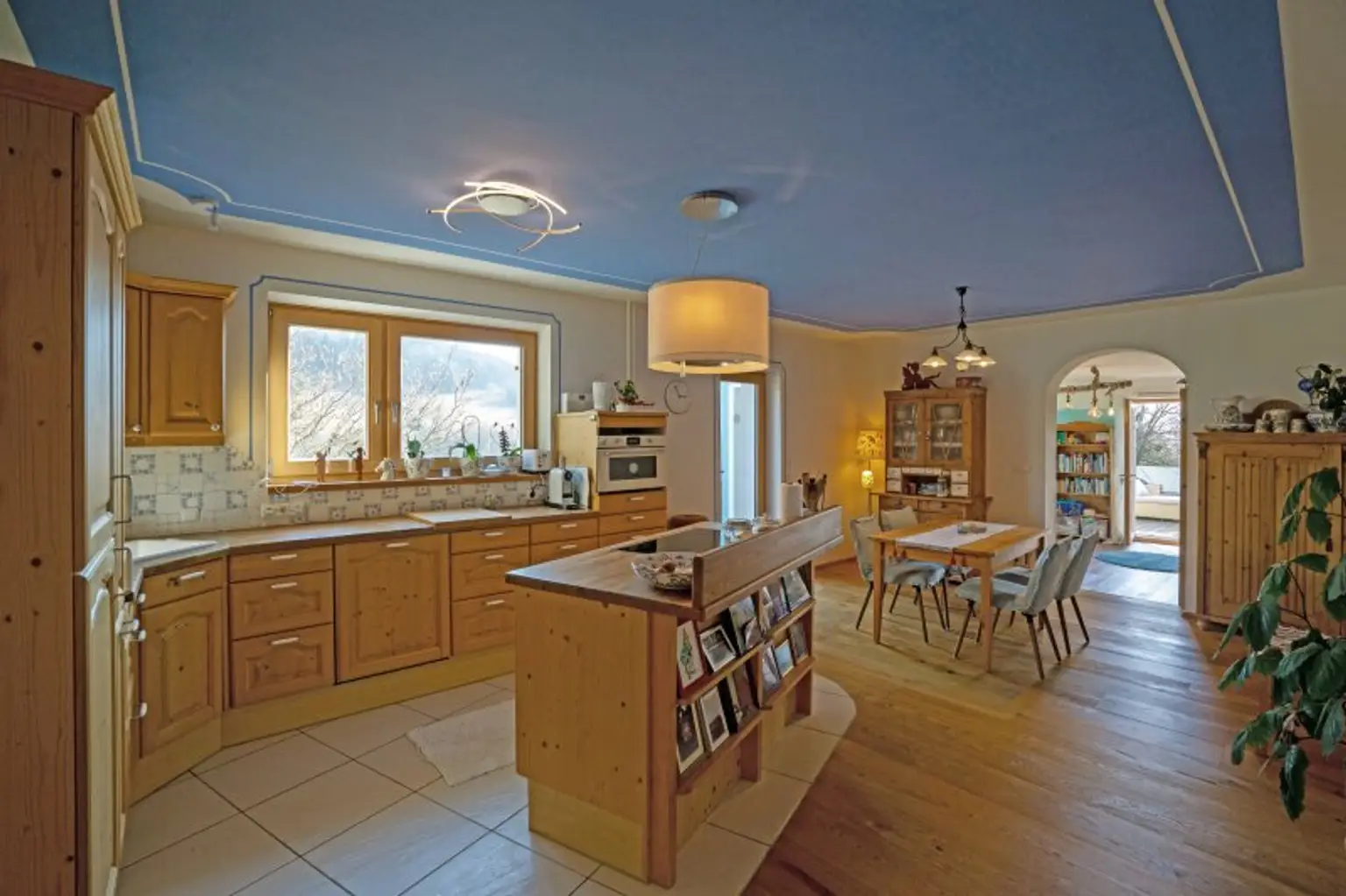 Braal Vollholzküche inkl. Marken Einbaugeräte und Ausgang auf die Frühstücksterrasse