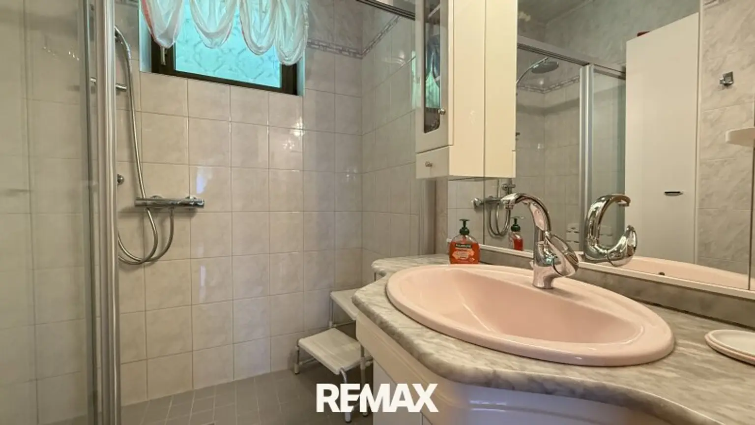 Badezimmer mit Dusche