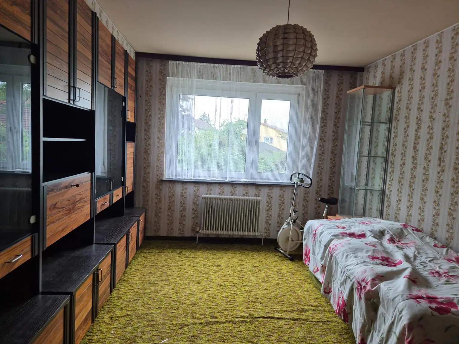 Renovierungsbedürftige 4 Zimmer Wohnung mit Loggia