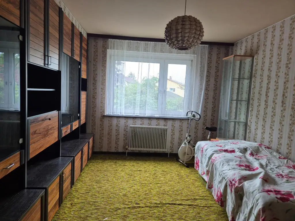 Renovierungsbedürftige 4 Zimmer Wohnung mit Loggia