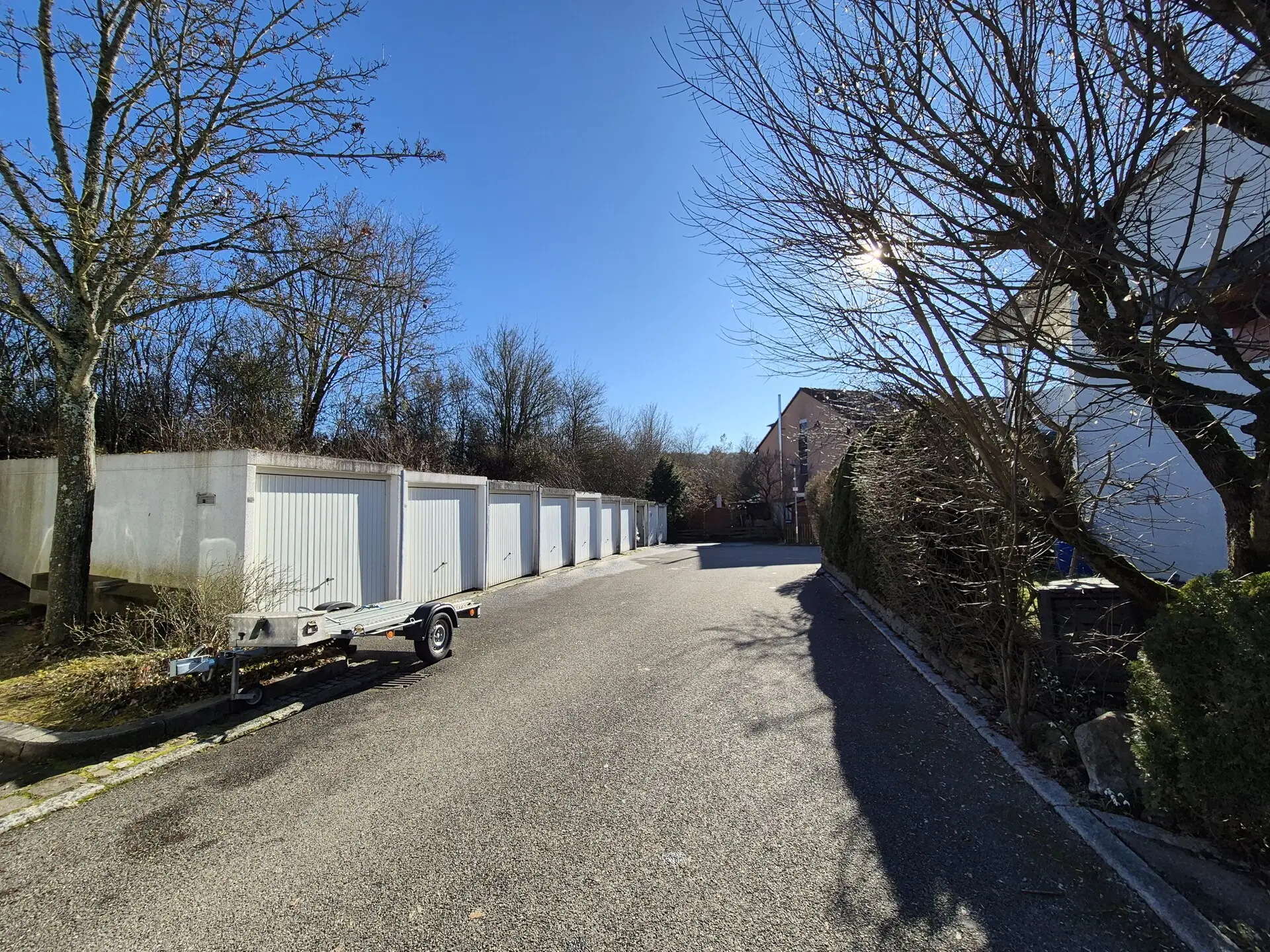 Straßenansicht mit Garagen