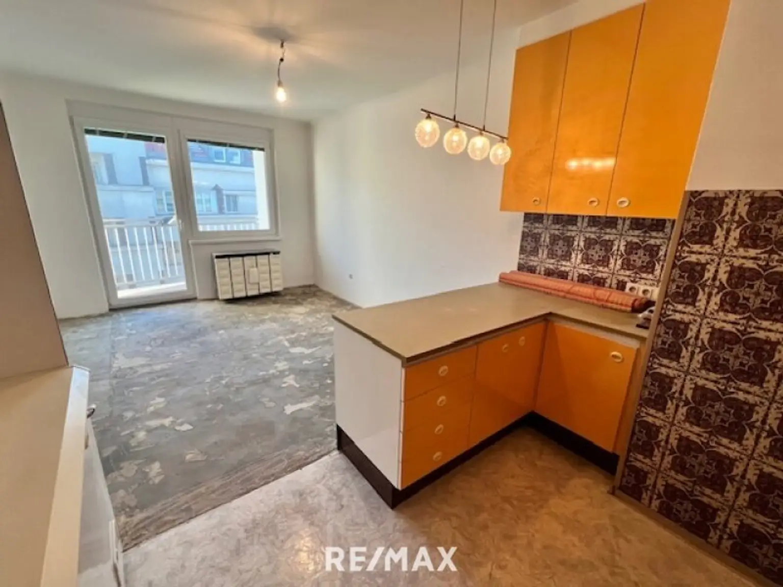 Küche zum Wohnraum mit Loggiaausgang, bereit für Parkett