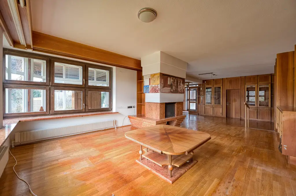 Sie brauchen viel Platz? Wir haben die Lösung. Sanierungsbedürftiges Architektenhaus in bester Lage.