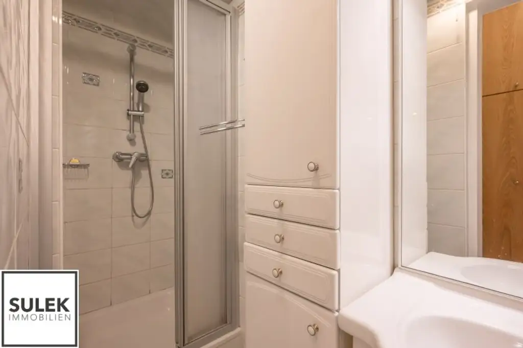 ab 1.11.2025: möblierte 2-Zimmer-Altbau-Wohnung (furnited one bedroom apartment) in zentraler & ruhiger Lage