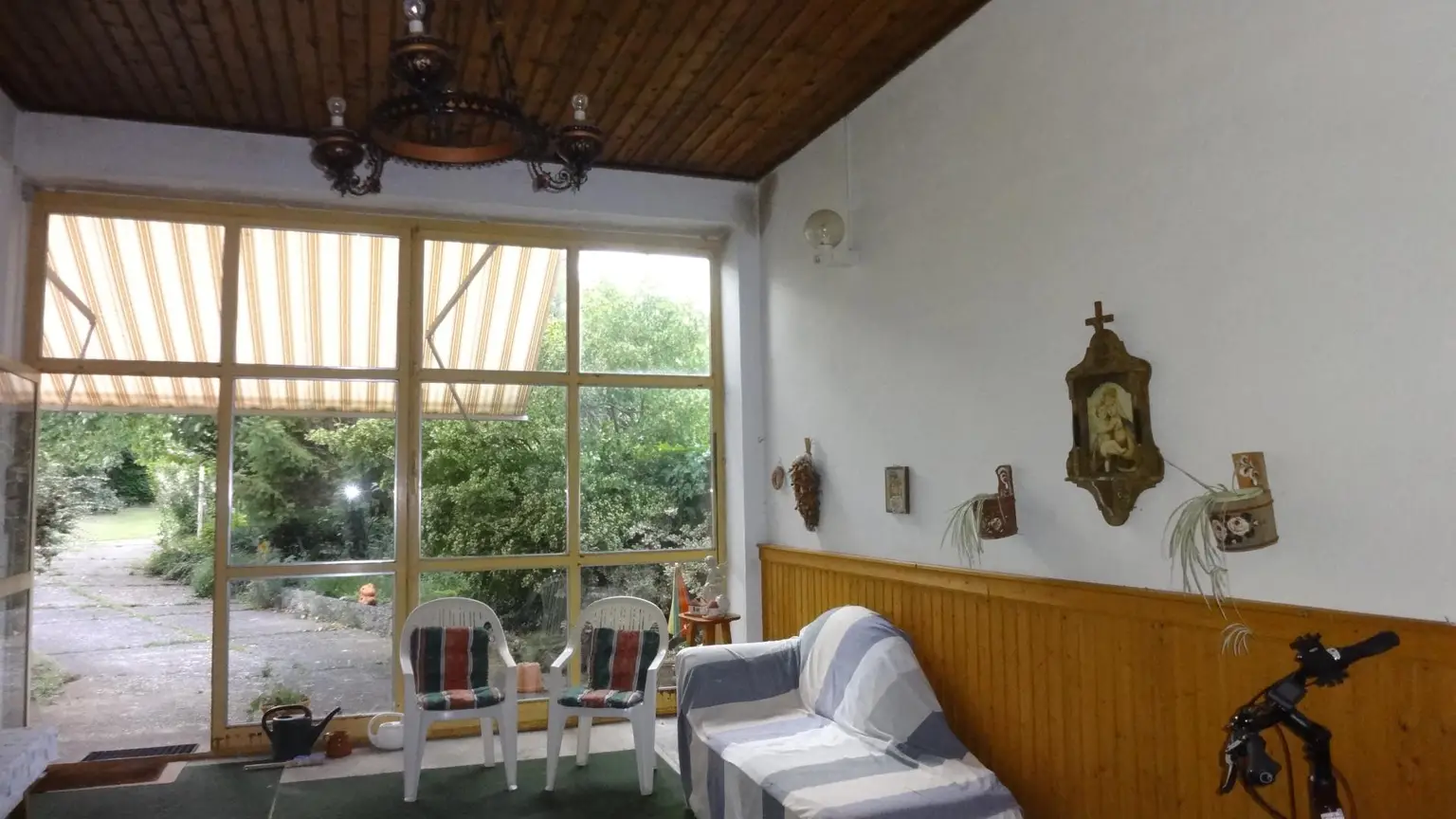 Einfamilienhaus mit Garten und Halle!