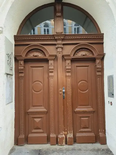 Unsanierte Wohnung in einem wunderschön sanierten Stilaltbau - Gaußplatz/Augarten