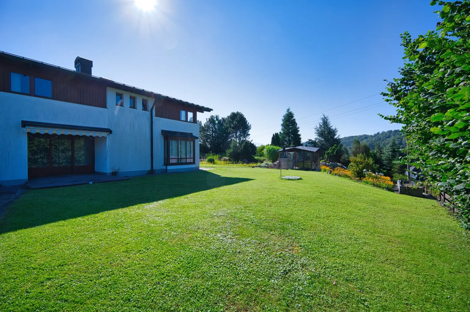 Exklusivität und Privatsphäre pur auf 2.610 m2 Grundfläche! Von der Terrasse in den Schwimmteich.