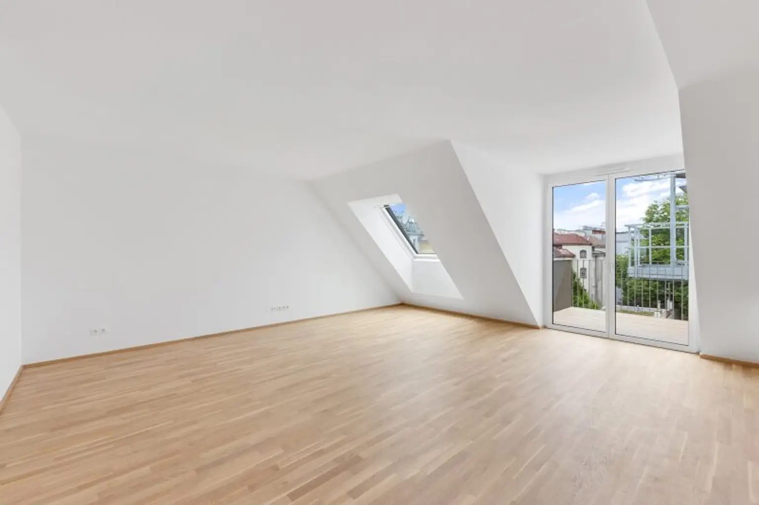 3-Zimmer-Dachgeschosswohnung (Massivbauweise) mit Balkon in generalsaniertem Altbau