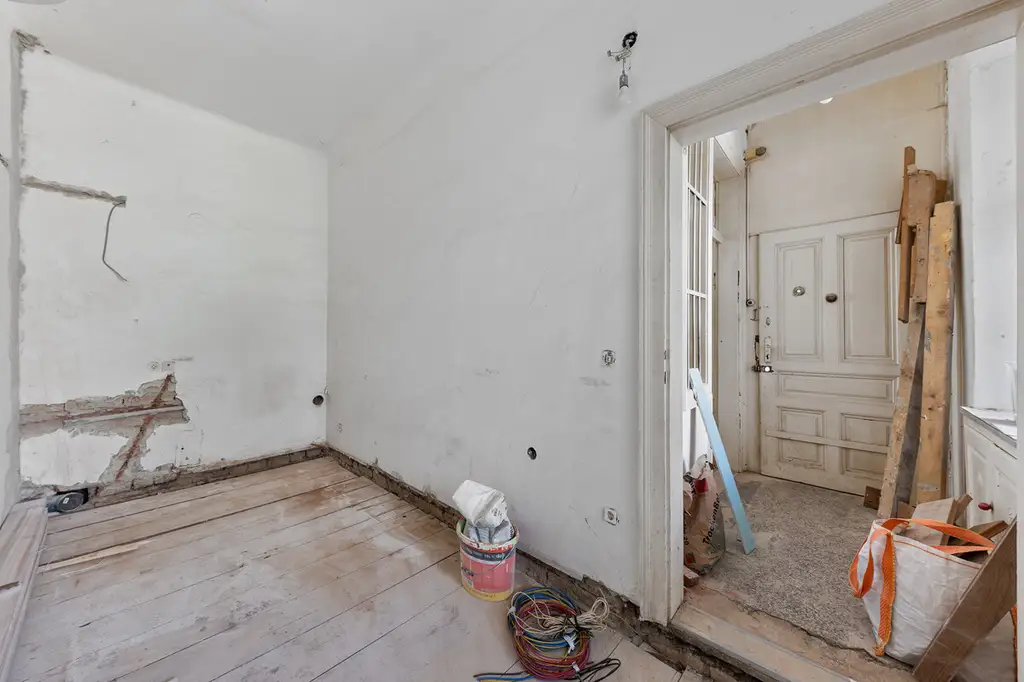 Sanierungsbedürftige Altbauwohnung inklusive Balkon