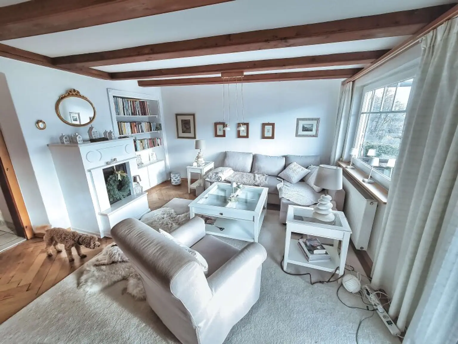 Wohnzimmer mit offenem Kamin