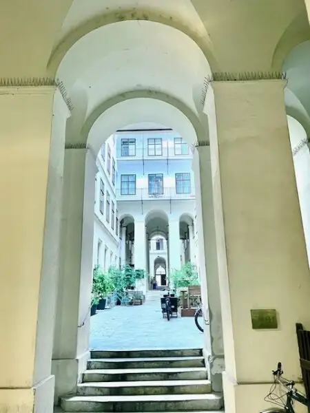 WOHNEN im 7-ten HIMMEL - INNENSTÄDTISCHE EigentumsWohnung - ELEGANTE Klassische Wiener-Altbau-Wohnung mit 2-Zimmern in Top Lage am SPITTELBERG - DURCHHAUS!