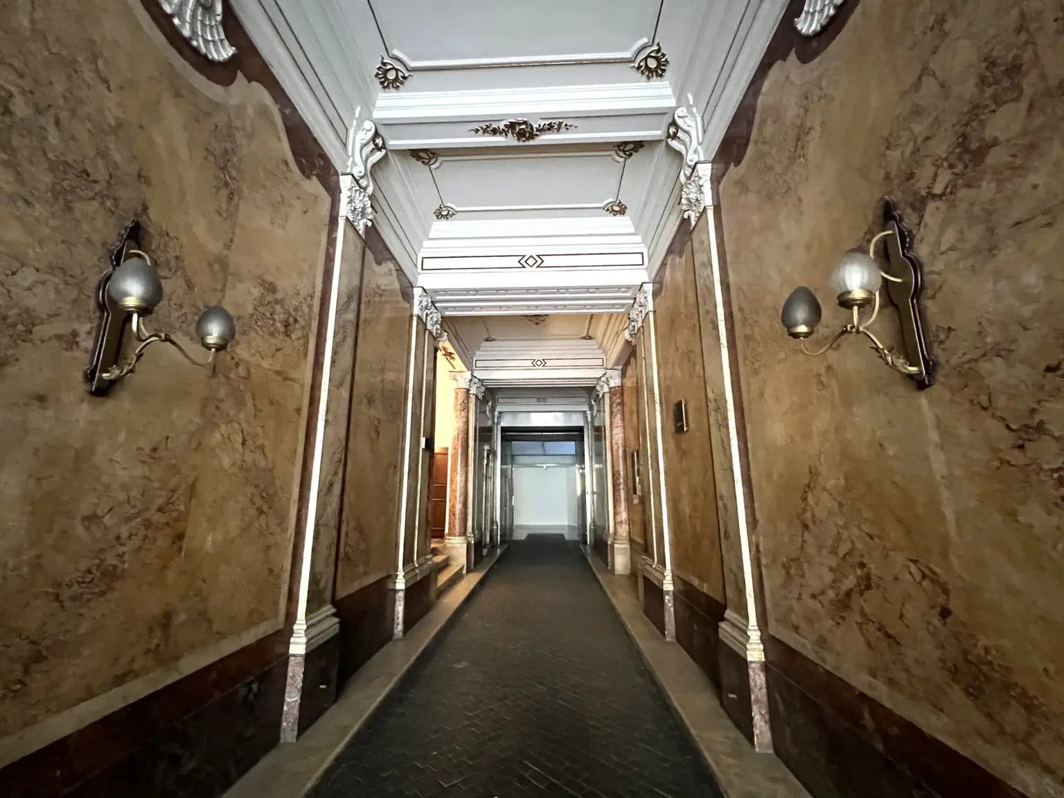 Prunkvolle 6-Zimmer Wohnung im repräsentativen Haus / Impressive 6-room-apartment in a representative building