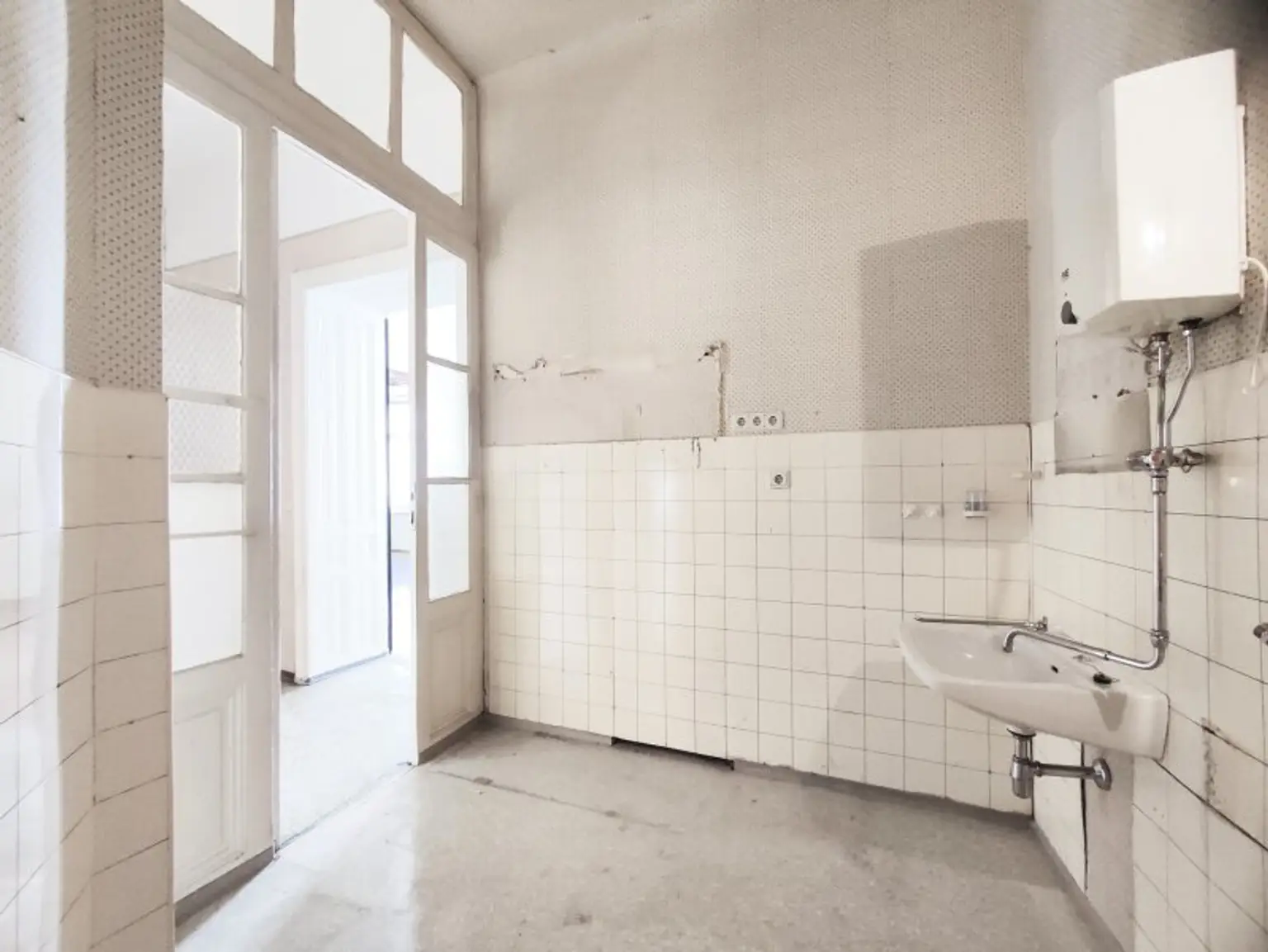 ALTBAU IN ZENTRALER LAGE - 3 zentral begehbare Zimmer durch Umbau möglich!