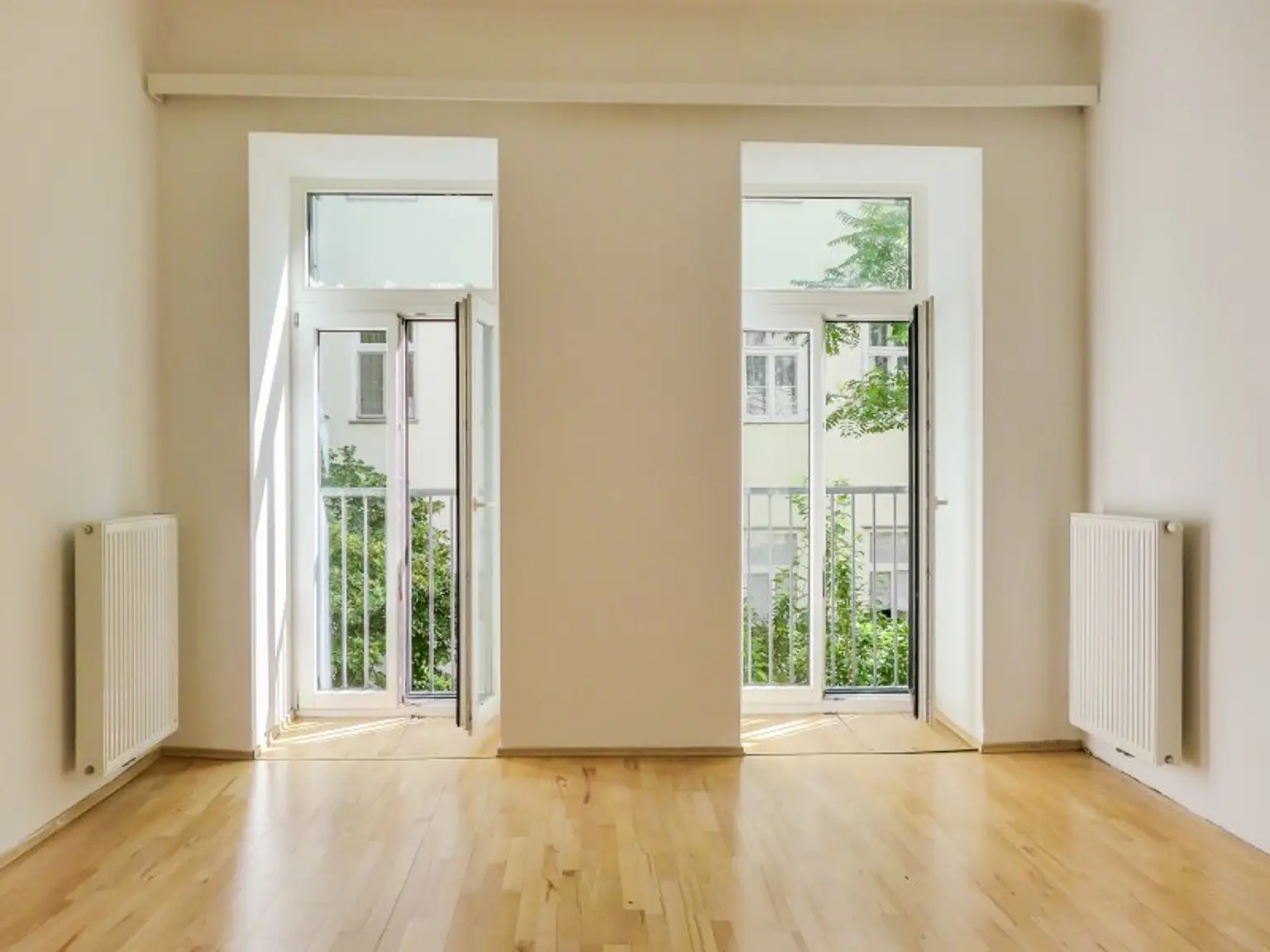 Zeitlose Eleganz im Stilaltbau - hochwertig sanierte 2 Zimmer-Wohnung in Hofruhelage