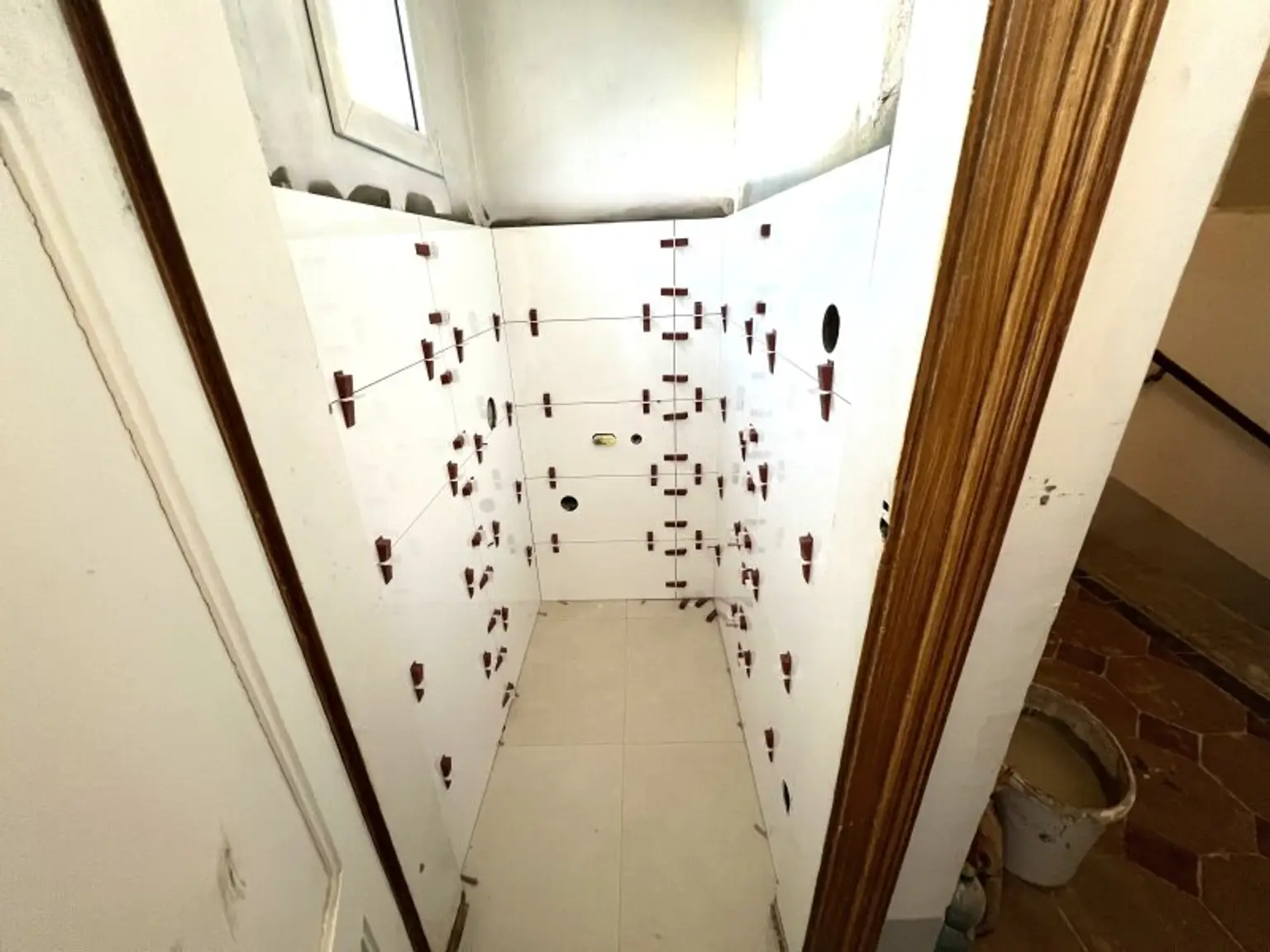 ERSTBEZUG NACH SANIERUNG: Ansprechende 6-Zimmer-Altbauwohnung mit Balkon, unweit von Kutschermarkt