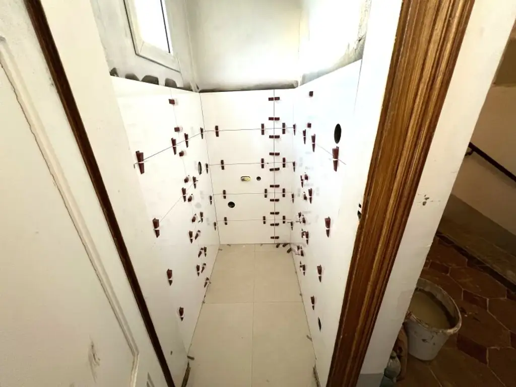 ERSTBEZUG NACH SANIERUNG: Ansprechende 6-Zimmer-Altbauwohnung mit Balkon, unweit von Kutschermarkt